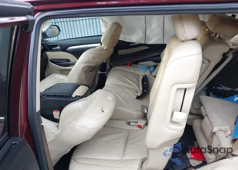 2018 Toyota Highlander Xle z USA, uszkodzony, nr VIN 5TDKZRFH7JS242539